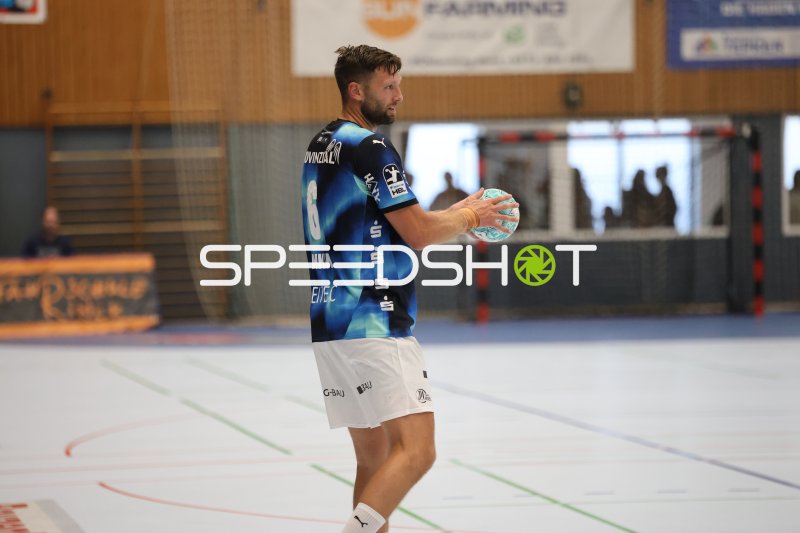 Harald Reinkind (#6; THW Kiel) mit Ball in der Werner-Kuhrt-Halle