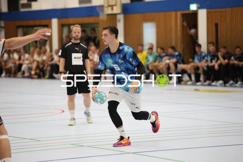 Domen Makuc (#32; THW Kiel) mit Ball im Angriff