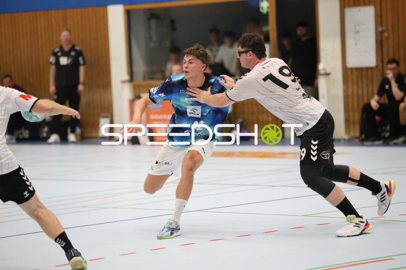 Rasmus Ankermann (#22; THW Kiel) im Zweikampf gegen Max Dau (#19; HSG Eider Harde)