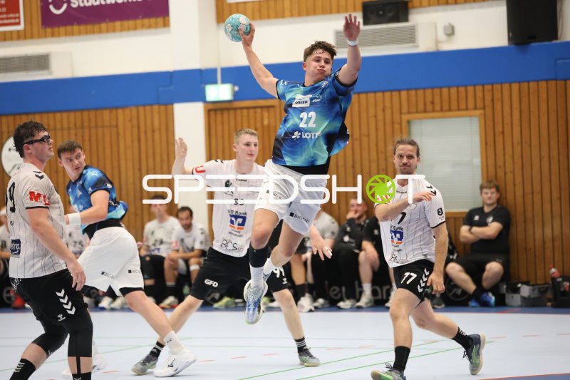 Rasmus Ankermann (#22; THW Kiel) beim Sprungwurf gegen HSG Eider Harde