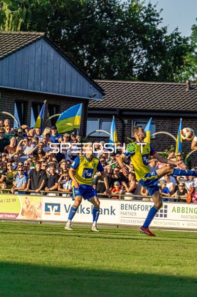 Volleyschuss im Hamalandstadion Vreden vor vollem Fanblock