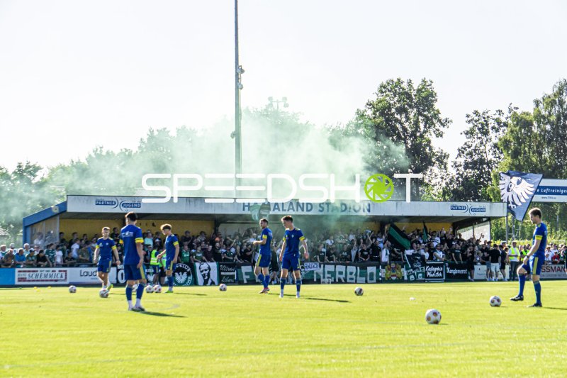 Pyro-Stimmung im Hamaland Stadion beim Fußball-Derby in Vreden