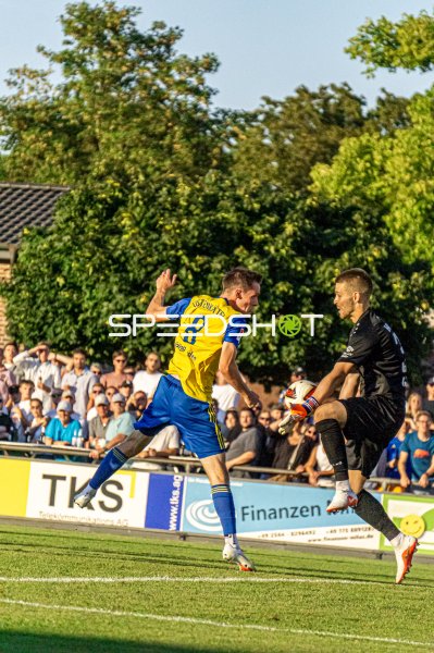 Spieler #8 im Zweikampf um den Ball im Hamalandstadion