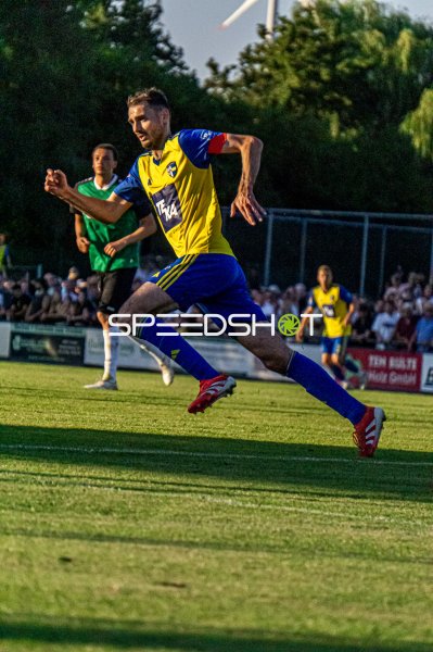 Spieler im gelb-blauen Trikot sprintet im Hamalandstadion Vreden