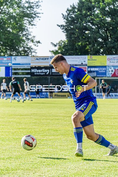 Spieler (#24) im Ballkontakt beim Spiel im Hamalandstadion