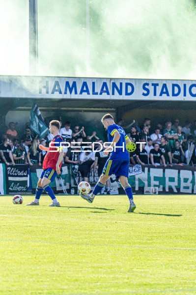Spieler (#31) im Zweikampf am Ball im Hamalandstadion Vreden