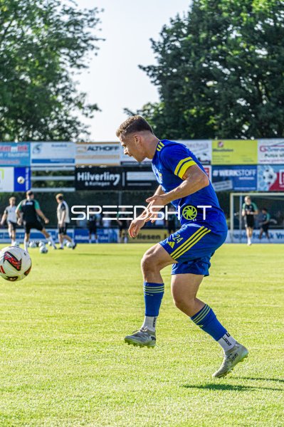 Spieler #24 im Ballkontakt beim Spiel im Hamalandstadion Vreden