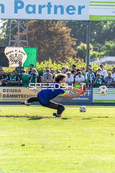 Torwart taucht nach Ball – spektakuläre Parade im Hamalandstadion