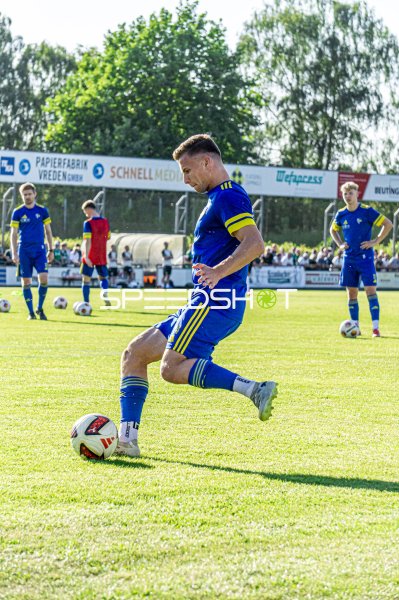 Spieler im blauen Trikot beim Schuss im Hamalandstadion Vreden