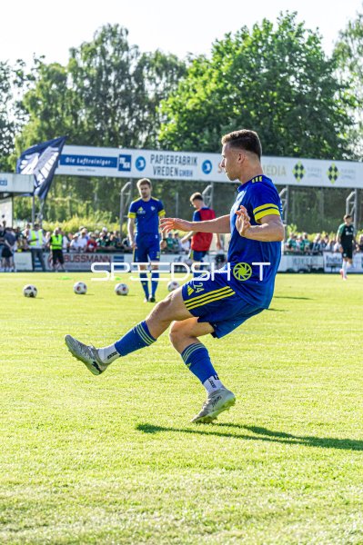 Spieler #24 im Schussmoment beim Aufwärmen im Hamalandstadion