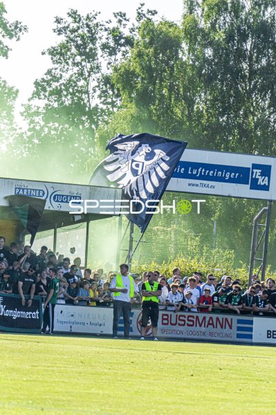 Fanblock mit Adler-Fahne und grünem Rauch im Hamalandstadion Vreden