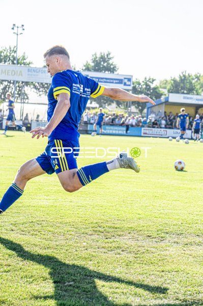 Spieler (#24) im Sprung beim Schuss im Hamalandstadion Vreden
