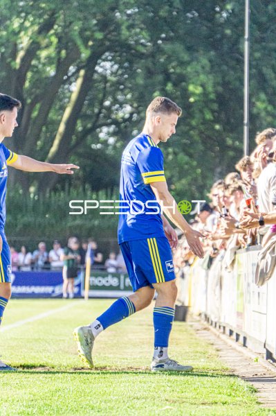 Fußballspieler läuft an Fans entlang im Hamalandstadion Vreden