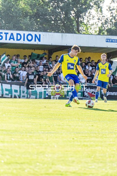 Spieler im gelb-blauen Trikot beim Schuss im Hamalandstadion Vreden