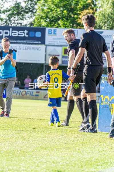 Ballkind im SpVgg-Vreden-Trikot begleitet Schiedsrichter beim Einlaufen