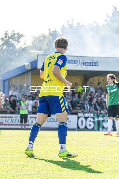 Spieler mit Nachnamen Voller im Gelb-Blauen Trikot beim Spiel in Vreden