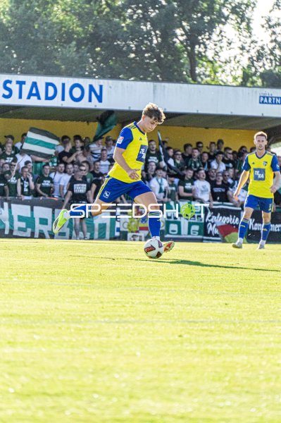 Spieler im gelb-blauen Trikot beim Schuss im Hamalandstadion Vreden