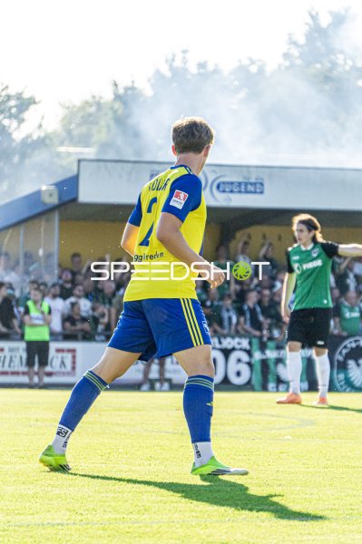 Spieler im Gelb-Blau läuft vor begeisterter Kulisse im Hamalandstadion