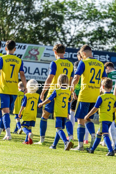 SpVgg Vreden läuft mit Einlaufkindern ins Hamalandstadion ein