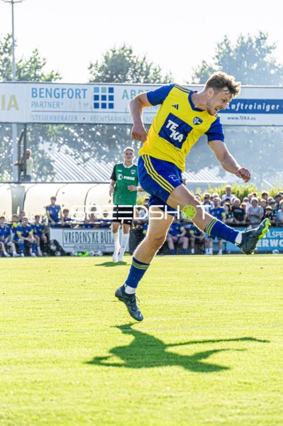 Schussaktion im Hamalandstadion Vreden bei vollem Zuschauerrang