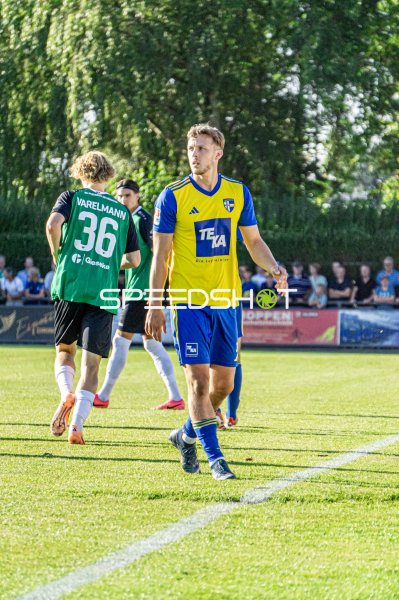 Spieler im gelb-blauen Trikot und Varelmann (#36) im Spielgeschehen