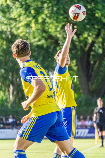 Zweikampf um den Ball im Hamalandstadion Vreden
