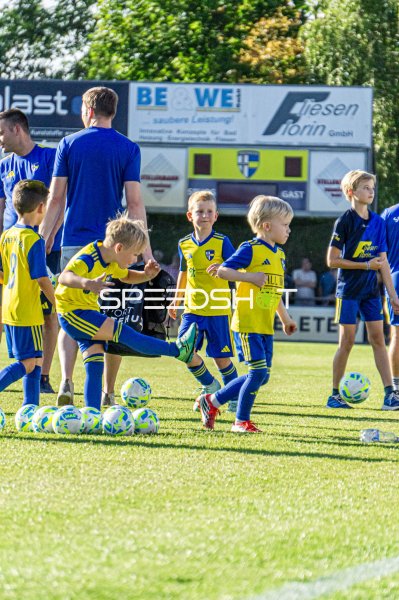 Jugendfußballer beim Aufwärmen im Hamalandstadion Vreden