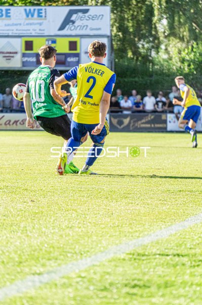 Völker (#2; SpVgg Vreden) im Zweikampf mit Schulz (#20) im Hamalandstadion
