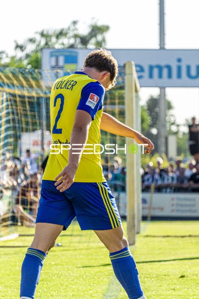 Volker (#2) im Strafraum beim Oberliga Westfalen-Spiel in Vreden