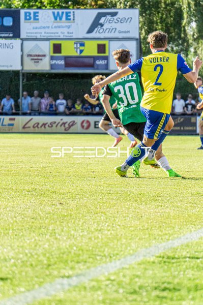 Volker (#2; SpVgg Vreden) im Laufduell gegen Schulz (#30)