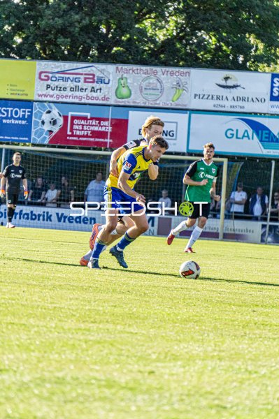 Zweikampf im Hamalandstadion Vreden beim Fußballspiel