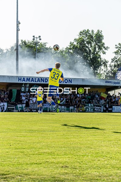 Nuland (#33) springt zum Kopfball im Hamalandstadion Vreden