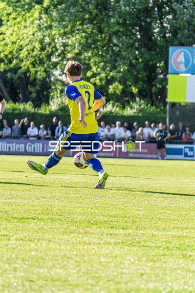 Spieler #2 (Joker) mit Ball am Fuß im Hamalandstadion