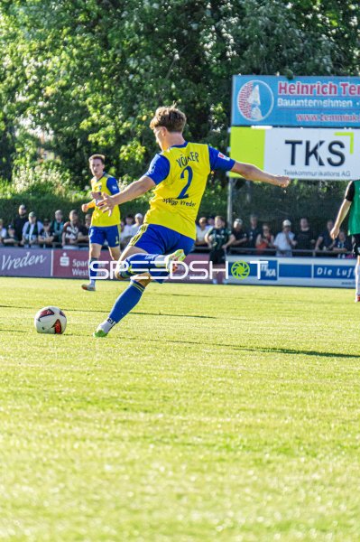 Völker (#2; SpVgg Vreden) beim Schuss im Hamalandstadion