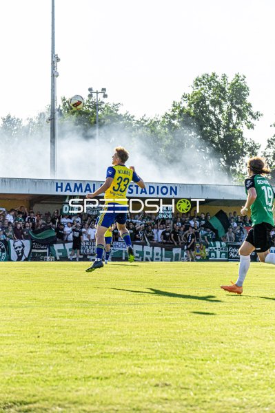 Nuland (#33) köpft im Hamalandstadion Vreden