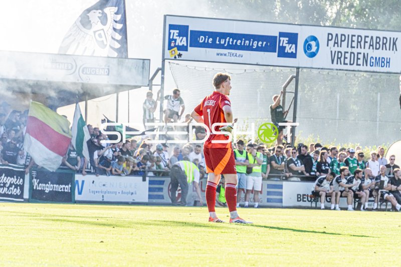 Torwart (#1) beobachtet das Spielgeschehen im Hamalandstadion Vreden