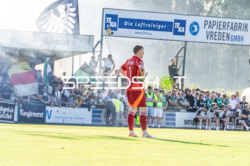 Torwart Breuers (#1) vor stimmungsvoller Fankulisse im Hamalandstadion