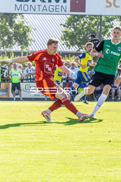 Schussaktion im Fußballspiel im Hamalandstadion Vreden