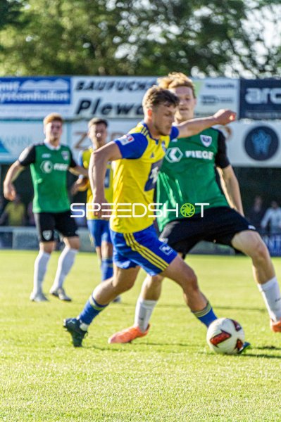 Zweikampf im Hamalandstadion Vreden zwischen Gelb-Blau und Grün