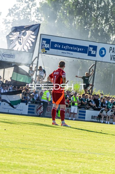 Torwart Breuers (#1) blickt auf jubelnde Fans im Hamalandstadion