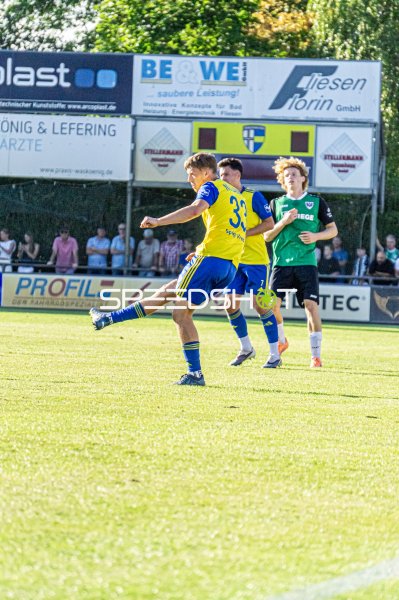 Spieler #33 (SpVg Vreden) mit Schussaktion im Hamalandstadion