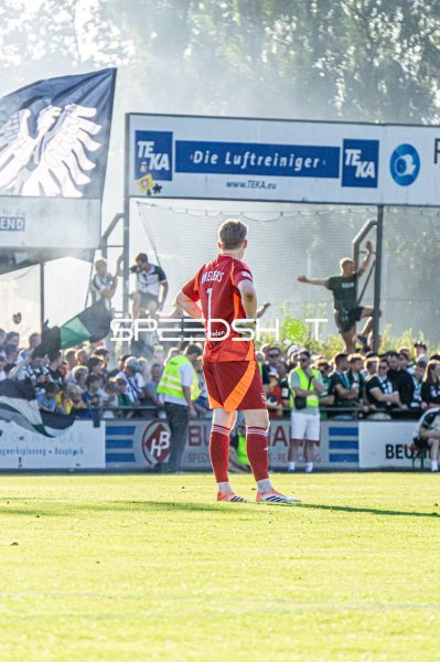 Torwart Breuers (#1) beobachtet jubelnde Fans im Hamalandstadion