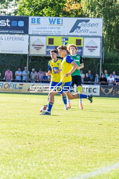 Spieler (#33) im Ballbesitz beim Fußballspiel im Hamalandstadion