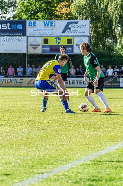Zweikampf im Hamalandstadion Vreden – Gast im Dribbling