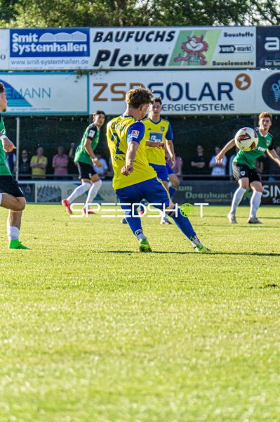 Spielszene im Hamalandstadion Vreden mit Ball im Strafraum