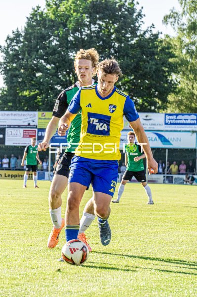 Spieler (#33) im Zweikampf beim Fußballspiel im Hamalandstadion Vreden