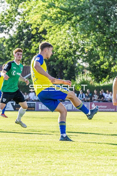 Schussaktion im Sonnenlicht beim Spiel im Hamalandstadion Vreden