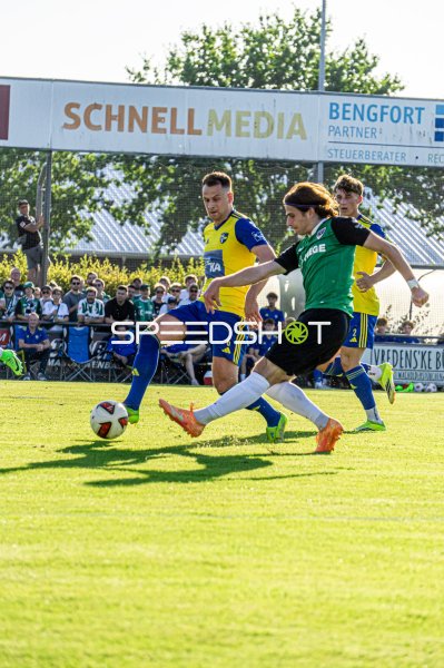 Zweikampf im Hamalandstadion Vreden beim Fußballspiel