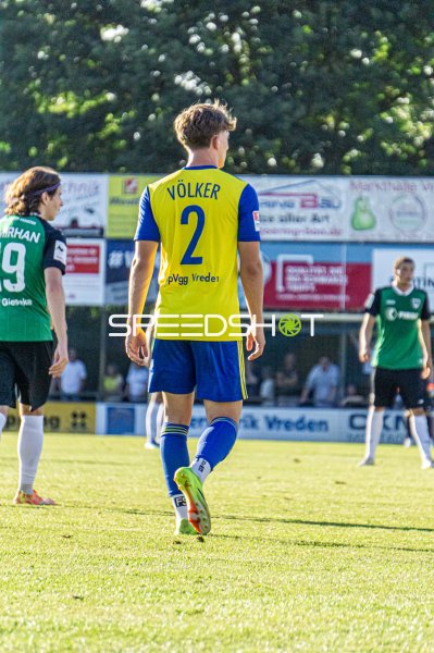 Völker (#2; SpVgg Vreden) läuft über den Rasen im Hamalandstadion