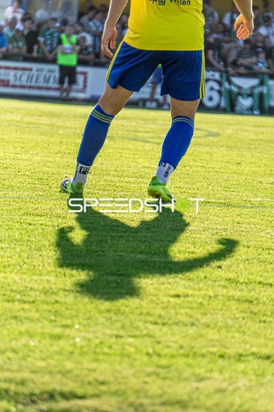 Spieler der SpVgg Vreden im Sonnenlicht mit markantem Schatten auf dem Rasen
